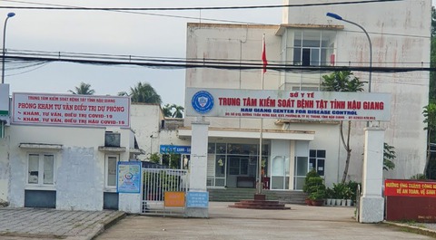 Vì sao giám đốc CDC Hậu Giang đã nộp lại túi quà 450 triệu đồng mà vẫn bị cách chức? - Ảnh 2. Vì sao giám đốc CDC Hậu Giang đã nộp lại túi quà 450 triệu đồng mà vẫn bị cách chức? - Ảnh 2.