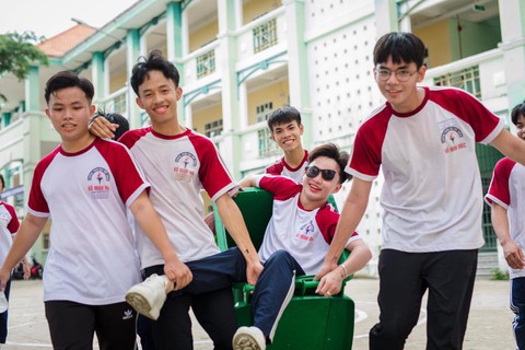 Đi học muộn, quay bài… đi vào bộ ảnh kỷ yếu ‘nhất quỷ nhì ma’ - Ảnh 6. Đi học muộn, quay bài… đi vào bộ ảnh kỷ yếu ‘nhất quỷ nhì ma’ - Ảnh 6.