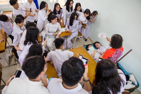 Đi học muộn, quay bài… đi vào bộ ảnh kỷ yếu ‘nhất quỷ nhì ma’ - Ảnh 7. Đi học muộn, quay bài… đi vào bộ ảnh kỷ yếu ‘nhất quỷ nhì ma’ - Ảnh 7.