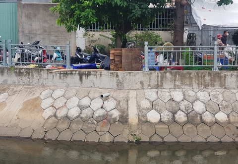 Đã gắn lan can tại nơi khuyết đoạn lan can gần nhà 2 trẻ đuối nước - Ảnh 2. Đã gắn lan can tại nơi khuyết đoạn lan can gần nhà 2 trẻ đuối nước - Ảnh 2.