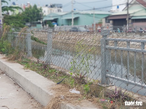 Vụ 2 trẻ đuối nước thương tâm trên kênh: Làm rõ vì sao lan can bị khuyết - Ảnh 2. Vụ 2 trẻ đuối nước thương tâm trên kênh: Làm rõ vì sao lan can bị khuyết - Ảnh 2.