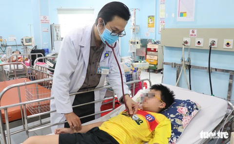 Trẻ mắc sốt xuất huyết nặng tăng, phụ huynh rơi nước mắt khi con qua cơn nguy hiểm - Ảnh 1. Trẻ mắc sốt xuất huyết nặng tăng, phụ huynh rơi nước mắt khi con qua cơn nguy hiểm - Ảnh 1.