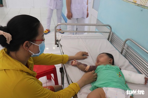 Trẻ mắc sốt xuất huyết nặng tăng, phụ huynh rơi nước mắt khi con qua cơn nguy hiểm - Ảnh 2. Trẻ mắc sốt xuất huyết nặng tăng, phụ huynh rơi nước mắt khi con qua cơn nguy hiểm - Ảnh 2.