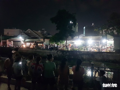 Xót xa vụ 2 trẻ đuối nước thương tâm trên kênh ở quận 12 - Ảnh 1. Xót xa vụ 2 trẻ đuối nước thương tâm trên kênh ở quận 12 - Ảnh 1.