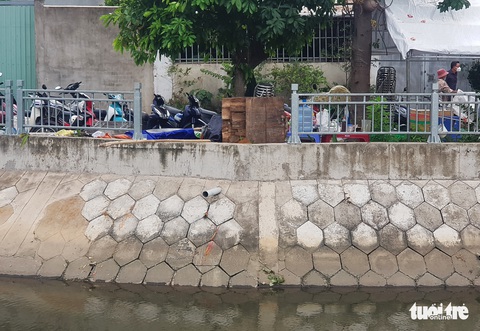 Vụ 2 trẻ đuối nước thương tâm trên kênh: Làm rõ vì sao lan can bị khuyết - Ảnh 1. Vụ 2 trẻ đuối nước thương tâm trên kênh: Làm rõ vì sao lan can bị khuyết - Ảnh 1.