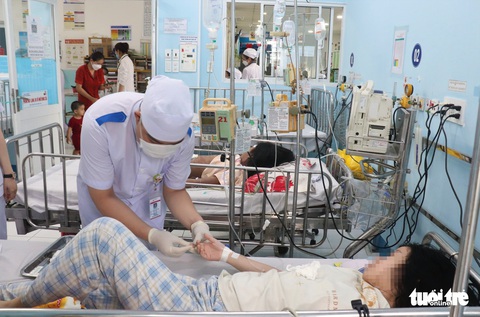 Trẻ mắc sốt xuất huyết nặng tăng, phụ huynh rơi nước mắt khi con qua cơn nguy hiểm - Ảnh 3. Trẻ mắc sốt xuất huyết nặng tăng, phụ huynh rơi nước mắt khi con qua cơn nguy hiểm - Ảnh 3.