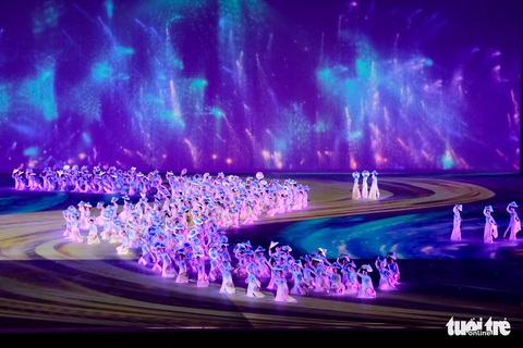 Hàng nghìn nghệ sĩ cùng ánh sáng hiện đại trong buổi tổng duyệt lễ khai mạc SEA Games 31 - Ảnh 7. Hàng nghìn nghệ sĩ cùng ánh sáng hiện đại trong buổi tổng duyệt lễ khai mạc SEA Games 31 - Ảnh 7.