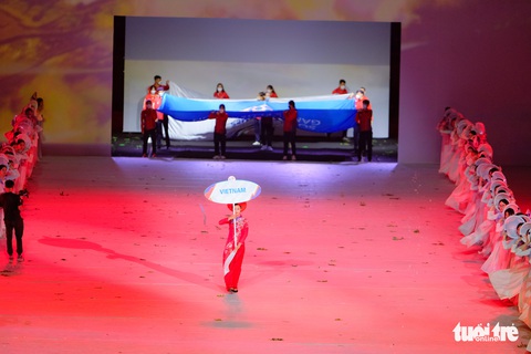 Hàng nghìn nghệ sĩ cùng ánh sáng hiện đại trong buổi tổng duyệt lễ khai mạc SEA Games 31 - Ảnh 9. Hàng nghìn nghệ sĩ cùng ánh sáng hiện đại trong buổi tổng duyệt lễ khai mạc SEA Games 31 - Ảnh 9.
