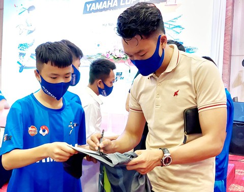 Văn Hậu có thể thi đấu trở lại vào tháng 7 - Ảnh 2. Văn Hậu có thể thi đấu trở lại vào tháng 7 - Ảnh 2.