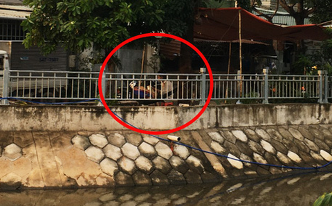 Đã gắn lan can tại nơi khuyết đoạn lan can gần nhà 2 trẻ đuối nước - Ảnh 1. Đã gắn lan can tại nơi khuyết đoạn lan can gần nhà 2 trẻ đuối nước - Ảnh 1.