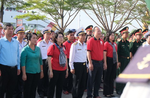 Đoàn đại biểu TP.HCM đi thăm Trường Sa và nhà giàn DK1 - Ảnh 2. Đoàn đại biểu TP.HCM đi thăm Trường Sa và nhà giàn DK1 - Ảnh 2.