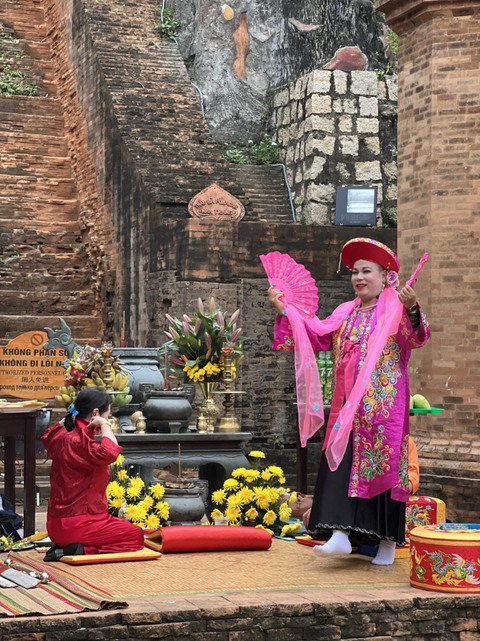Vụ hầu đồng nhảy múa với nhạc điện tử ở Tháp Bà Ponagar: Cam kết không để lặp lại - Ảnh 1. Vụ hầu đồng nhảy múa với nhạc điện tử ở Tháp Bà Ponagar: Cam kết không để lặp lại - Ảnh 1.