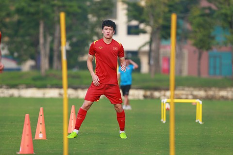 Ông Park thở phào khi Hoàng Đức tập trở lại - Ảnh 1. Ông Park thở phào khi Hoàng Đức tập trở lại - Ảnh 1.