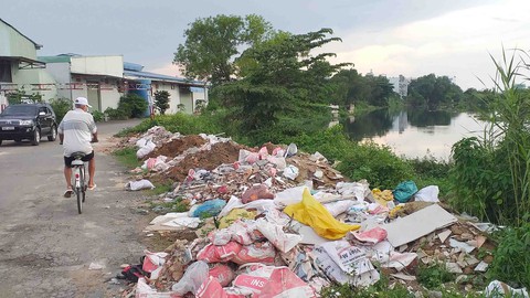 Xà bần, phế thải tràn ngập bờ kênh Tham Lương - Ảnh 1. Xà bần, phế thải tràn ngập bờ kênh Tham Lương - Ảnh 1.