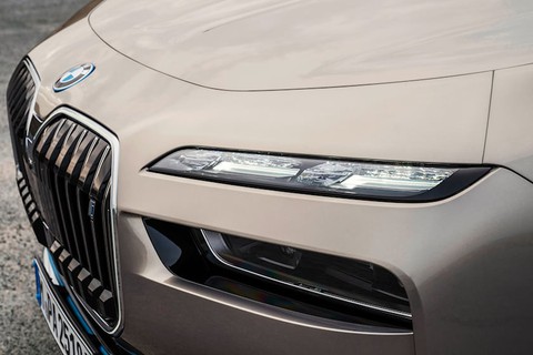 Đèn bằng pha lê Swarovski trên BMW i7 được tạo ra như thế nào? - Ảnh 2. Đèn bằng pha lê Swarovski trên BMW i7 được tạo ra như thế nào? - Ảnh 2.