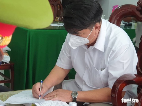 Bắt cựu giám đốc CDC Hậu Giang và 2 trưởng khoa do sai phạm liên quan Việt Á - Ảnh 1. Bắt cựu giám đốc CDC Hậu Giang và 2 trưởng khoa do sai phạm liên quan Việt Á - Ảnh 1.
