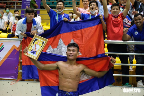 Hằng Nga, Thế Hưởng lấy vé tranh HCV kickboxing - Ảnh 13. Hằng Nga, Thế Hưởng lấy vé tranh HCV kickboxing - Ảnh 13.