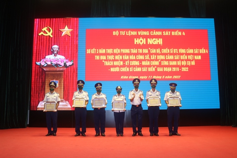 Cán bộ, chiến sĩ Vùng cảnh sát biển 4 làm sạch, dọn gần 40 tấn rác thải bờ biển - Ảnh 1. Cán bộ, chiến sĩ Vùng cảnh sát biển 4 làm sạch, dọn gần 40 tấn rác thải bờ biển - Ảnh 1.