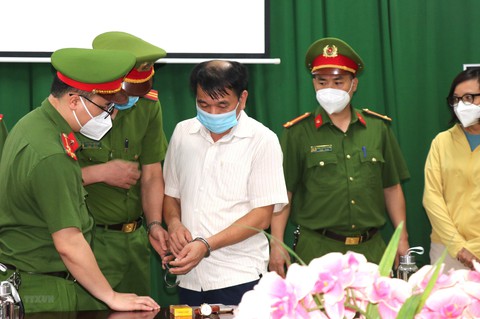 Bắt tạm giam giám đốc và 2 cán bộ CDC Hà Giang nhận hối lộ của Việt Á - Ảnh 1. Bắt tạm giam giám đốc và 2 cán bộ CDC Hà Giang nhận hối lộ của Việt Á - Ảnh 1.