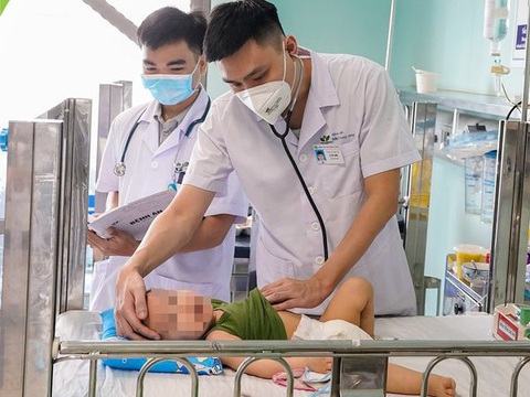 Liên tiếp 5 trẻ nhập viện do uống nhầm dầu thắp đèn - Ảnh 1. Liên tiếp 5 trẻ nhập viện do uống nhầm dầu thắp đèn - Ảnh 1.