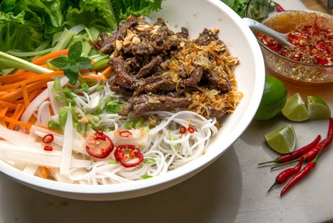 Bún bò xào Việt Nam theo công thức của... báo Mỹ New York Times - Ảnh 1. Bún bò xào Việt Nam theo công thức của... báo Mỹ New York Times - Ảnh 1.