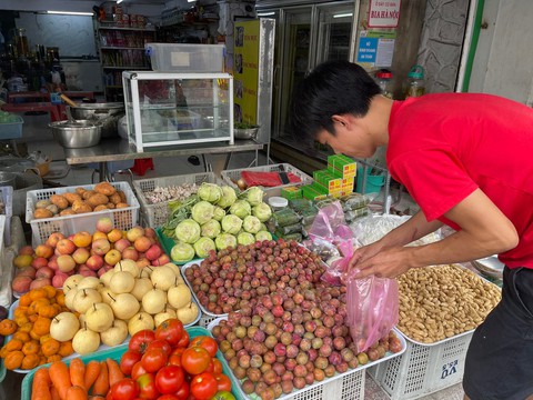 Xăng tăng kỷ lục, cà phê, cơm sườn, hủ tiếu... tăng theo, chợ buồn vắng khách - Ảnh 2. Xăng tăng kỷ lục, cà phê, cơm sườn, hủ tiếu... tăng theo, chợ buồn vắng khách - Ảnh 2.