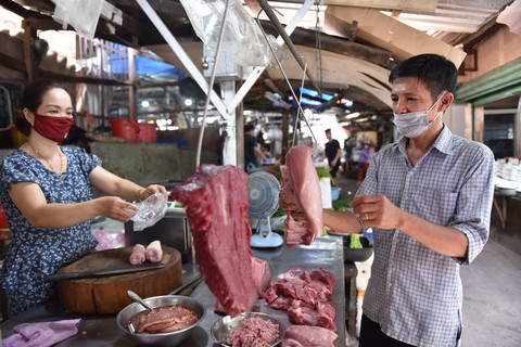 Xăng tăng kỷ lục, cà phê, cơm sườn, hủ tiếu... tăng theo, chợ buồn vắng khách - Ảnh 4. Xăng tăng kỷ lục, cà phê, cơm sườn, hủ tiếu... tăng theo, chợ buồn vắng khách - Ảnh 4.