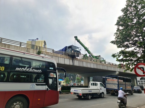 Xe tải tông gãy lan can nhô ra khỏi cầu vượt Amata Đồng Nai - Ảnh 1. Xe tải tông gãy lan can nhô ra khỏi cầu vượt Amata Đồng Nai - Ảnh 1.