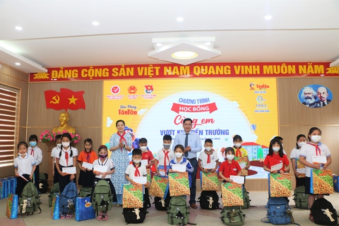 Gần nửa tỉ đồng học bổng toàn phần dành tặng thiếu niên vượt khó - Ảnh 2. Gần nửa tỉ đồng học bổng toàn phần dành tặng thiếu niên vượt khó - Ảnh 2.