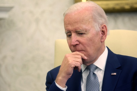 Ông Biden tưởng niệm 1 triệu người Mỹ chết vì COVID-19 - Ảnh 1. Ông Biden tưởng niệm 1 triệu người Mỹ chết vì COVID-19 - Ảnh 1.
