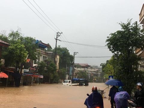 Đường phố Lào Cai ngập sâu sau cơn mưa lớn - Ảnh 4. Đường phố Lào Cai ngập sâu sau cơn mưa lớn - Ảnh 4.