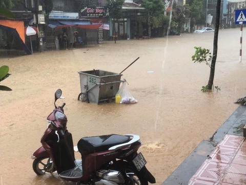 Đường phố Lào Cai ngập sâu sau cơn mưa lớn - Ảnh 2. Đường phố Lào Cai ngập sâu sau cơn mưa lớn - Ảnh 2.