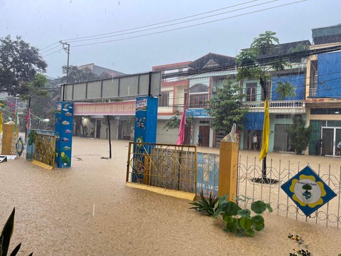 Đường phố Lào Cai ngập sâu sau cơn mưa lớn - Ảnh 1. Đường phố Lào Cai ngập sâu sau cơn mưa lớn - Ảnh 1.