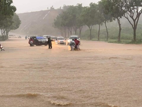 Đường phố Lào Cai ngập sâu sau cơn mưa lớn - Ảnh 5. Đường phố Lào Cai ngập sâu sau cơn mưa lớn - Ảnh 5.