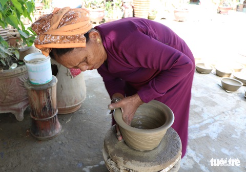 Độc đáo nghề làm bằng tay, xoay bằng mông ở Ninh Thuận - Ảnh 1. Độc đáo nghề làm bằng tay, xoay bằng mông ở Ninh Thuận - Ảnh 1.