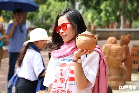 Độc đáo nghề làm bằng tay, xoay bằng mông ở Ninh Thuận - Ảnh 3. Độc đáo nghề làm bằng tay, xoay bằng mông ở Ninh Thuận - Ảnh 3.