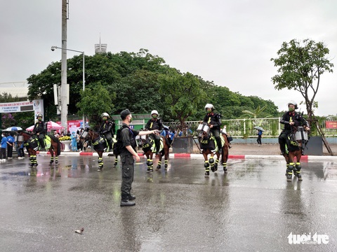 Hàng trăm tình nguyện viên được huy động dọn dẹp, lau khô sân khấu chuẩn bị khai mạc SEA Games 31 - Ảnh 5. Hàng trăm tình nguyện viên được huy động dọn dẹp, lau khô sân khấu chuẩn bị khai mạc SEA Games 31 - Ảnh 5.