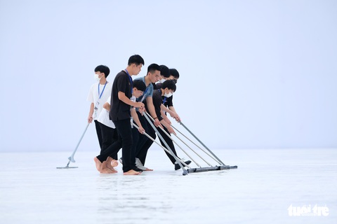 Hàng trăm tình nguyện viên được huy động dọn dẹp, lau khô sân khấu chuẩn bị khai mạc SEA Games 31 - Ảnh 2. Hàng trăm tình nguyện viên được huy động dọn dẹp, lau khô sân khấu chuẩn bị khai mạc SEA Games 31 - Ảnh 2.