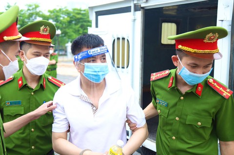 Sáng nay 12-5, cựu thứ trưởng Bộ Y tế Trương Quốc Cường hầu tòa - Ảnh 3. Sáng nay 12-5, cựu thứ trưởng Bộ Y tế Trương Quốc Cường hầu tòa - Ảnh 3.
