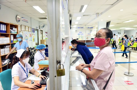 Tăng mức đóng bảo hiểm y tế, có thêm gánh nặng cho người dân? - Ảnh 1. Tăng mức đóng bảo hiểm y tế, có thêm gánh nặng cho người dân? - Ảnh 1.