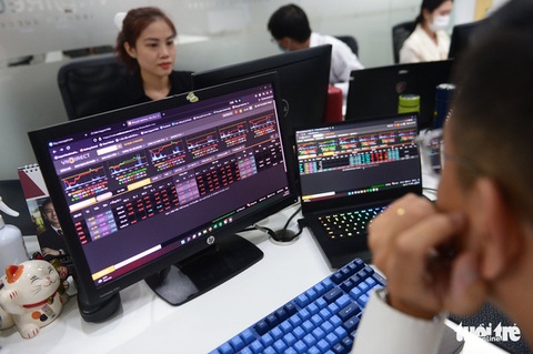 Nhà đầu tư chứng khoán cẩn trọng, tránh bị hội nhóm trên mạng xã hội lôi kéo - Ảnh 1. Nhà đầu tư chứng khoán cẩn trọng, tránh bị hội nhóm trên mạng xã hội lôi kéo - Ảnh 1.