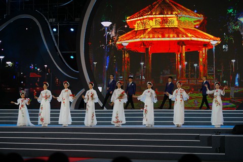 Cả vạn người chen chân xem lễ hội Hoa phượng đỏ Hải Phòng 2022 - Ảnh 3. Cả vạn người chen chân xem lễ hội Hoa phượng đỏ Hải Phòng 2022 - Ảnh 3.