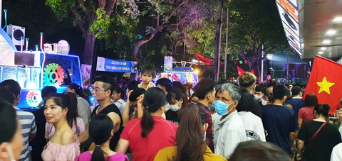 Cả vạn người chen chân xem lễ hội Hoa phượng đỏ Hải Phòng 2022 - Ảnh 1. Cả vạn người chen chân xem lễ hội Hoa phượng đỏ Hải Phòng 2022 - Ảnh 1.