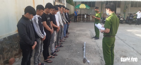 Khởi tố 16 người trong vụ hỗn chiến náo động phố biển - Ảnh 1. Khởi tố 16 người trong vụ hỗn chiến náo động phố biển - Ảnh 1.