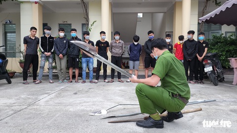 Khởi tố 16 người trong vụ hỗn chiến náo động phố biển - Ảnh 2. Khởi tố 16 người trong vụ hỗn chiến náo động phố biển - Ảnh 2.
