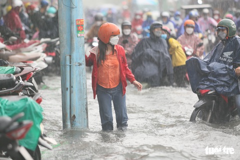 Mưa như trút, các tuyến đường quanh chợ Thủ Đức nước chảy thành sông - Ảnh 4. Mưa như trút, các tuyến đường quanh chợ Thủ Đức nước chảy thành sông - Ảnh 4.
