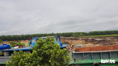 Từ phản ánh của Tuổi Trẻ, tạm giữ 12 sà lan chở đất mặt ruộng - Ảnh 3. Từ phản ánh của Tuổi Trẻ, tạm giữ 12 sà lan chở đất mặt ruộng - Ảnh 3.