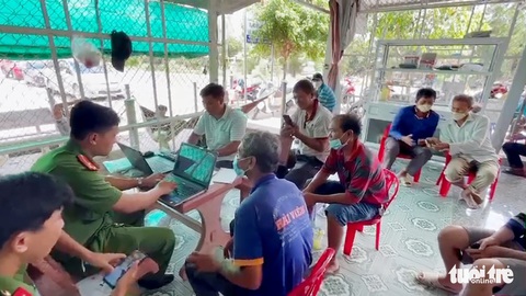 Từ phản ánh của Tuổi Trẻ, tạm giữ 12 sà lan chở đất mặt ruộng - Ảnh 2. Từ phản ánh của Tuổi Trẻ, tạm giữ 12 sà lan chở đất mặt ruộng - Ảnh 2.
