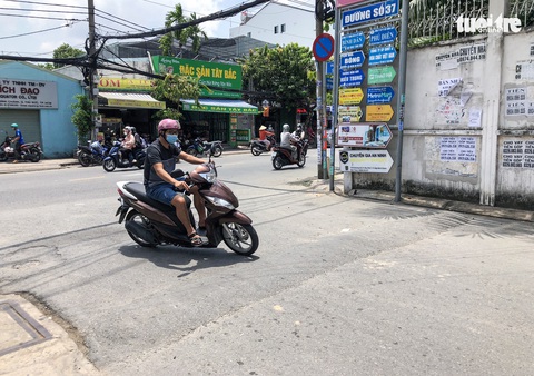 Tai nạn do gờ giảm tốc trên đường - Ảnh 2. Tai nạn do gờ giảm tốc trên đường - Ảnh 2.