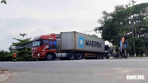 Sao để xe tải khủng cày đường làng? - Ảnh 1. Sao để xe tải khủng cày đường làng? - Ảnh 1.